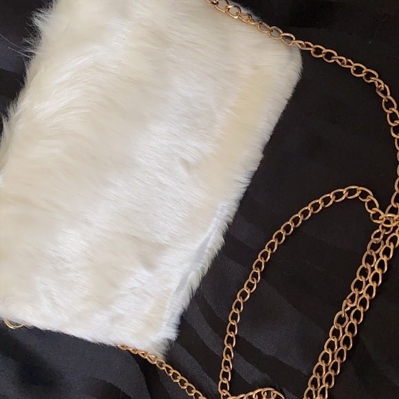 WHITE PURSE! ( - Picture 2 of 3
